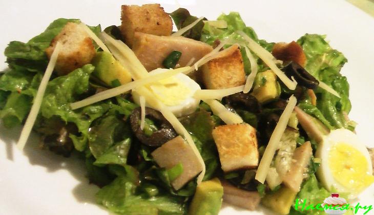 Салат с осетриной, авокадо и перепелиными яйцами