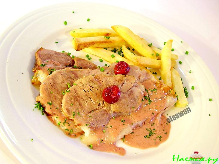 Свинина с вишней