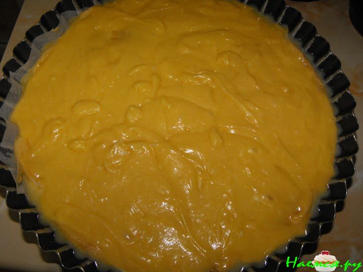 Пирог-перевертыш с бананами и сливочно-карамельным соусом