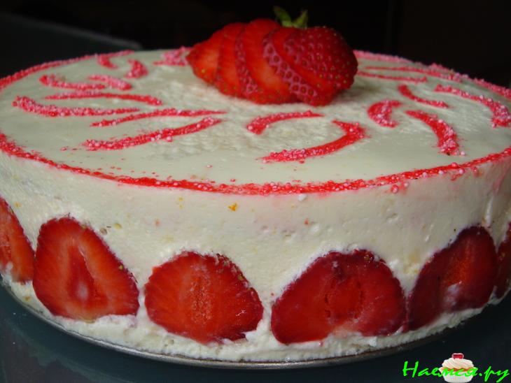 Торт с клубникой и белым шоколадом. Нежный
