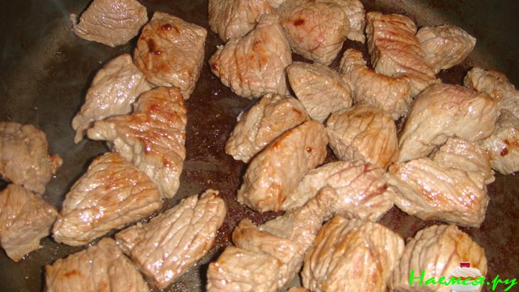 Говядина тушеная с яблоками и помидорами