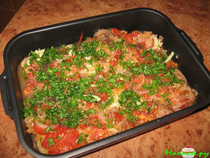 Рыба, запеченная с помидорами и сыром