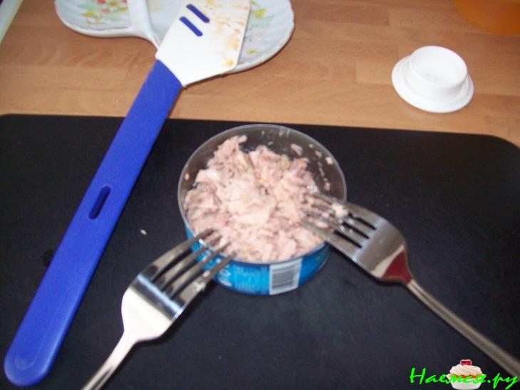 Томатен спагетти под нежным соусом с тунцом и каперсами