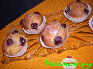Творожные маффины с вишней