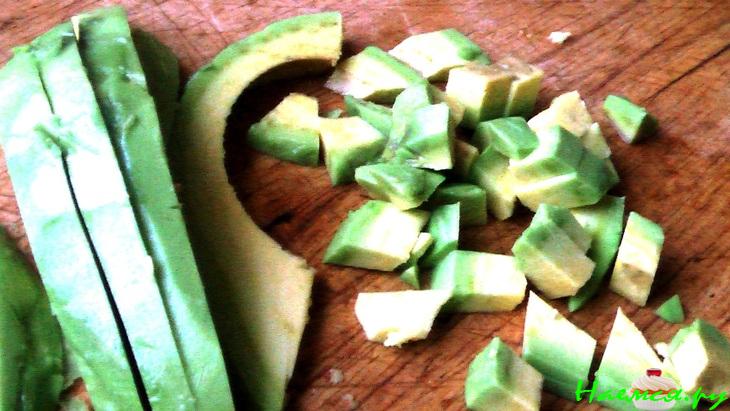 Салат с осетриной, авокадо и перепелиными яйцами