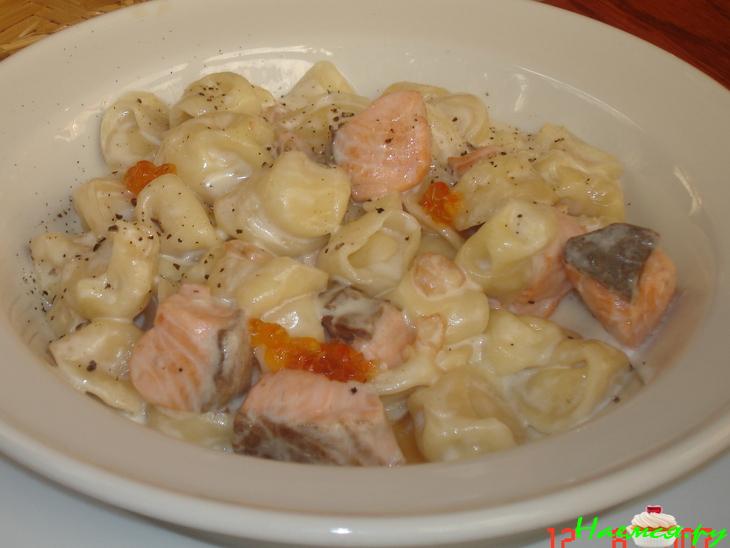 Паста: Равиоли с сыром в сливочном соусе с семгой и креветками