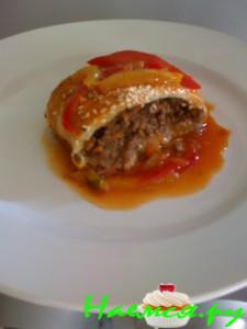 Бурекас с мясом и соусом по-югославски