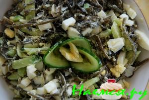 Салат из морской капусты с перепелиными яйцами