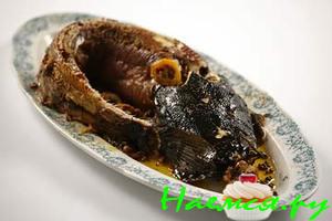 Сом с цидонией (айва) и зеленью