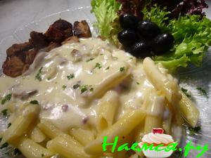 Паста пенне под соусом...