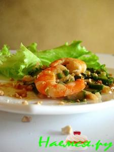 Азиатский салат с креветками