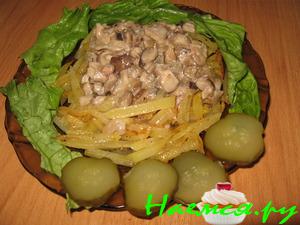 Картофельный хворост с опятами в сметане