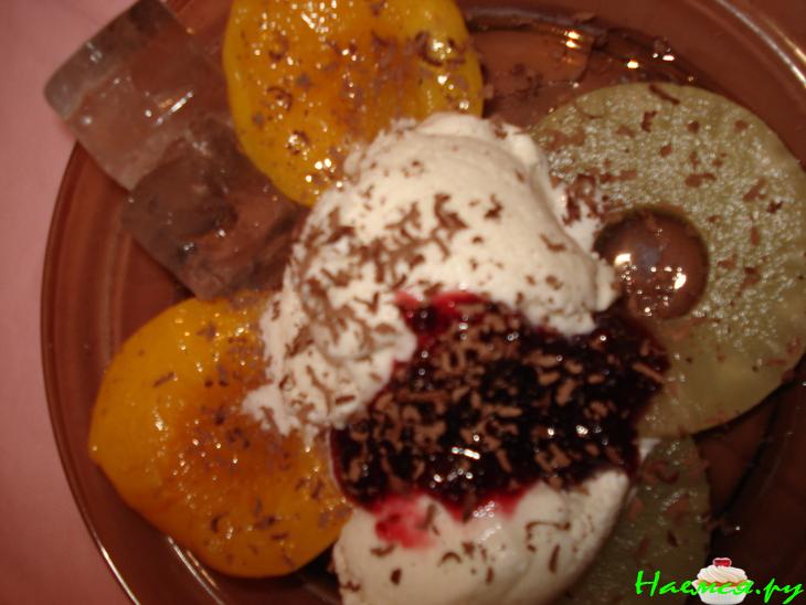 Легкий десерт с мороженым и фруктами Легкий десерт с мороженым и фруктами