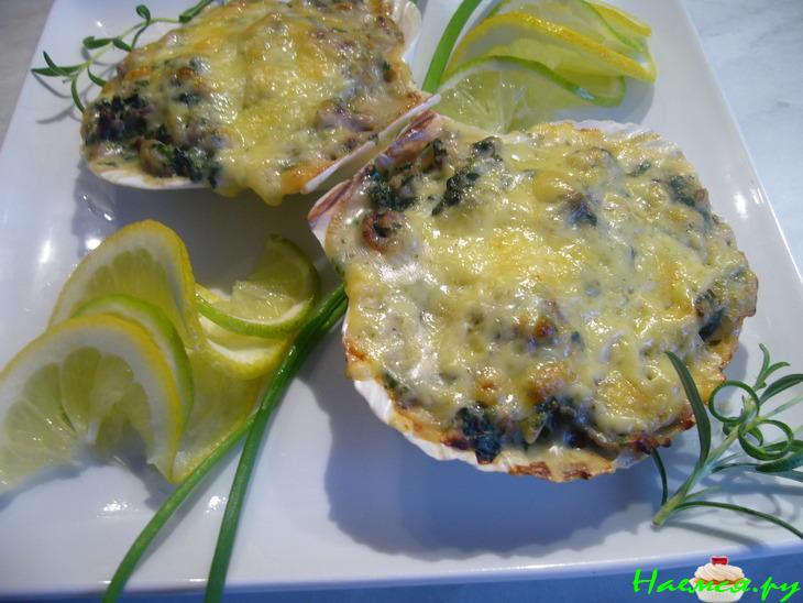 Морской коктейль со шпинатом под соусом бешамель