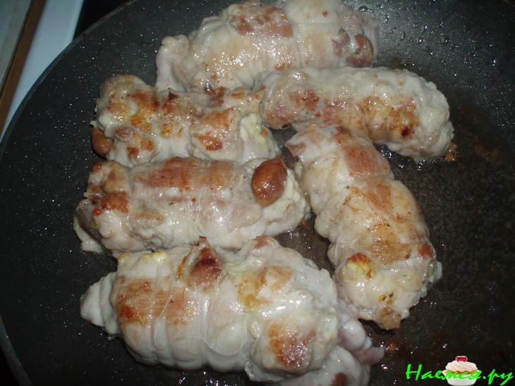 Куриные рулетики с опятами и чесноком