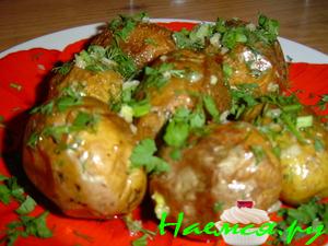 Печеная картошечка с чесноком и зеленью&nbsp; 