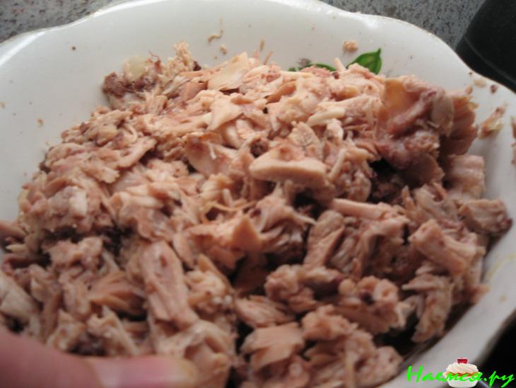 Слоеный соленый торт с курицей