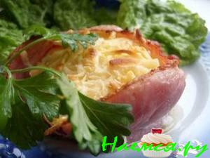 Яйца в чашечках из ветчины