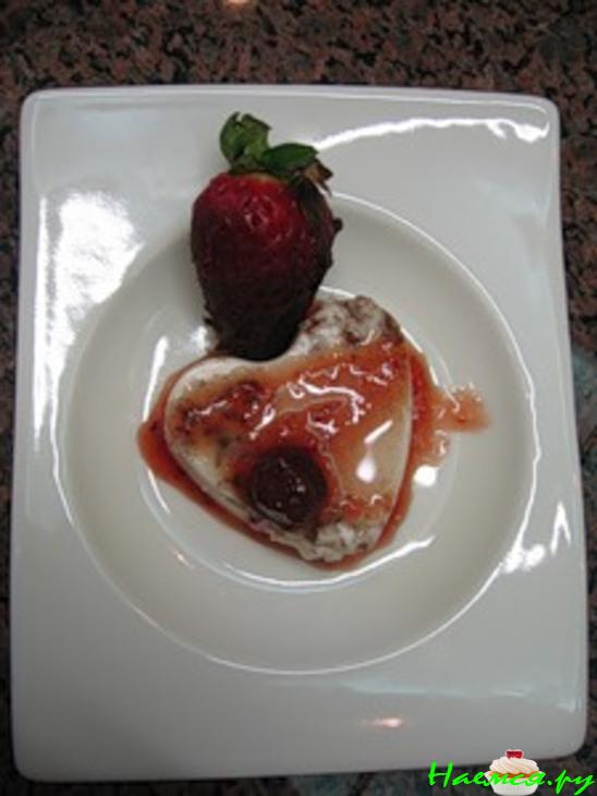 Панна кота с клубникой в шоколаде