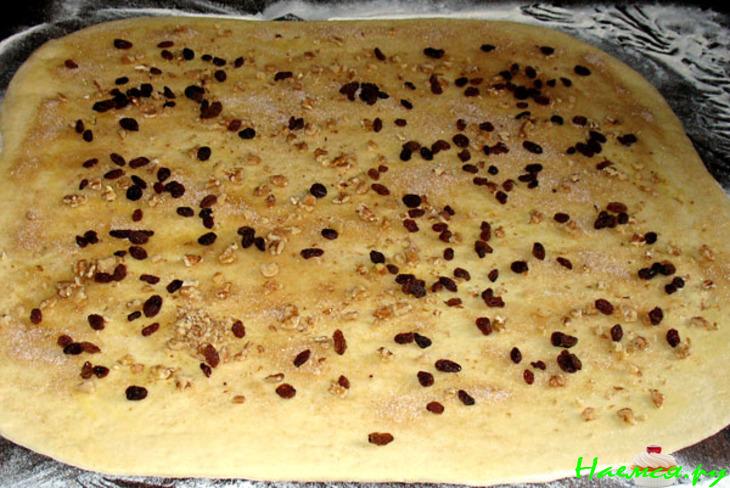 Перевёрнутый пирог из розеток, с изюмно-ореховой корочкой