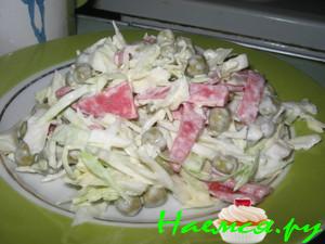 Салат "Столичный" с капустой и копченой колбасой