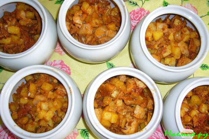 Жаркое в горшочках с рыбкой и грибами