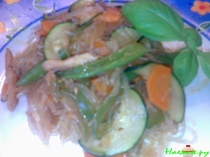 Стеклянная вермишель с индюшкой и овощами