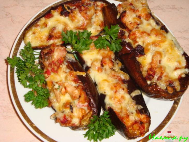Баклажаны с курицей, салом и помидорами