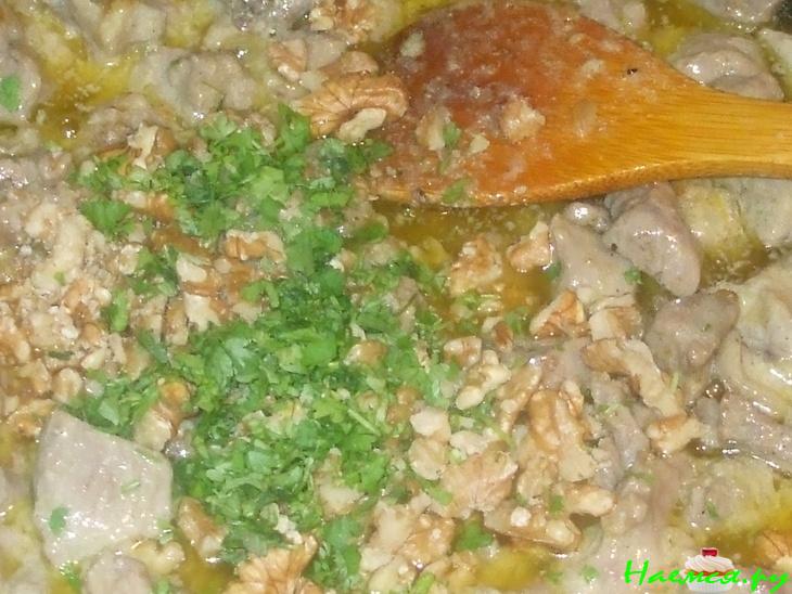 Индейка с орехами в сметане