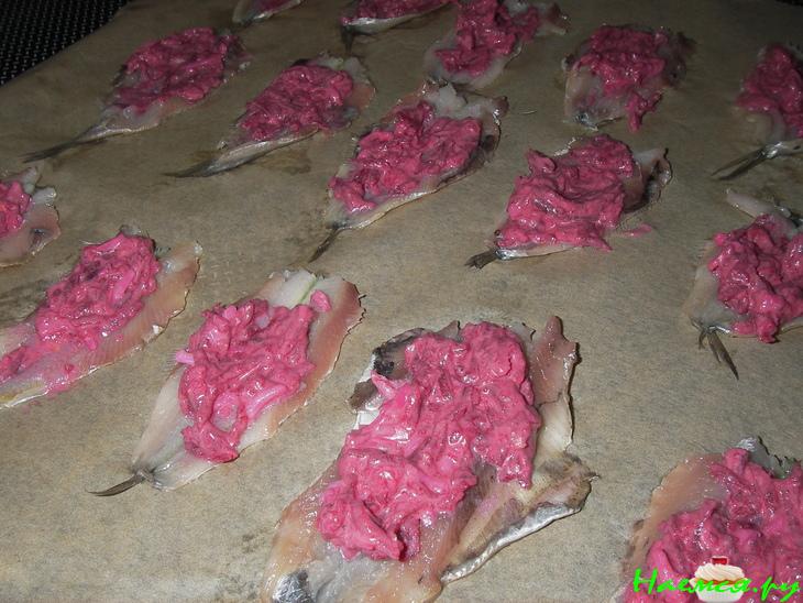 Рулетики из кильки со свекольным салатом