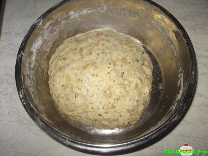 Ароматный хлеб с душистым маслом, травами и луком