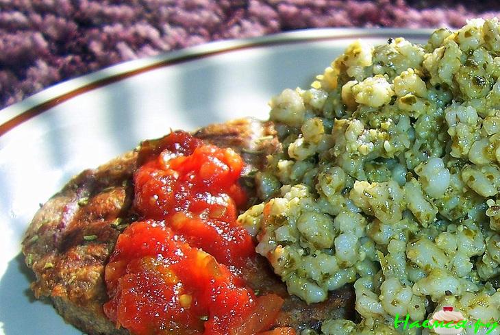 Перловка с песто, котлетой гриль и сальсой
