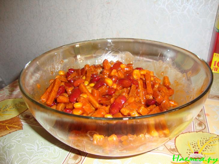 Быстрый фасолевый салат с сухариками