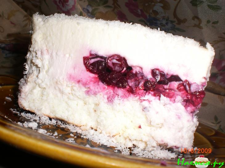 Творожно-кокосовый торт с брусникой