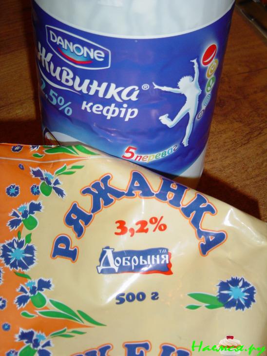 Коктейль кисло-молочный с бананами и ягодами