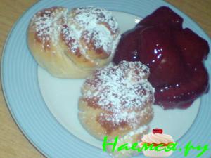 Витушки имбирно-коричные со сливовым гарниром