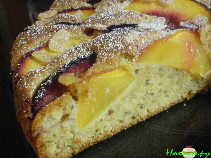 Ореховый пирог со сливами и персиками Ореховый пирог со сливами и персиками