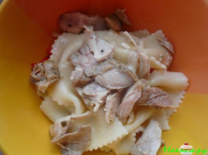 Салат с курицей, овощами и макаронами 