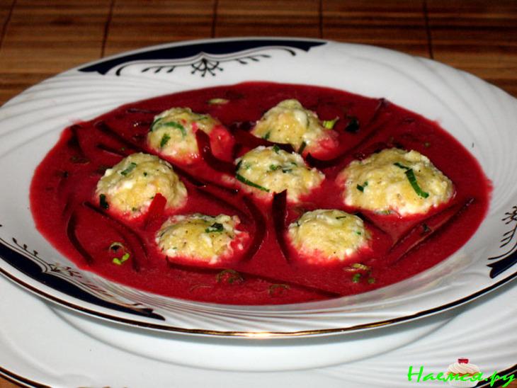 Суп-пюре из запечённой свеклы с сырными клёцками