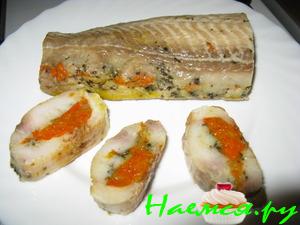Рыбный рулет из филе с морковью и луком