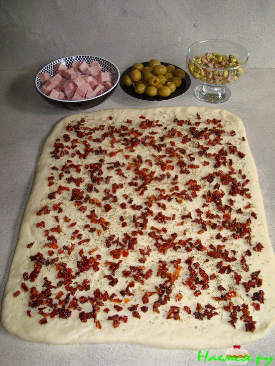 Хлеб с ветчиной и помидорами