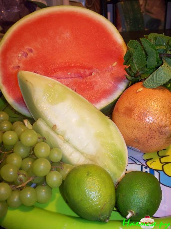 Салат фруктовый с виноградно-дынным пудингом