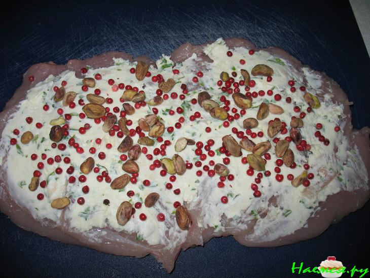 Рулет из куриной грудки с фисташками