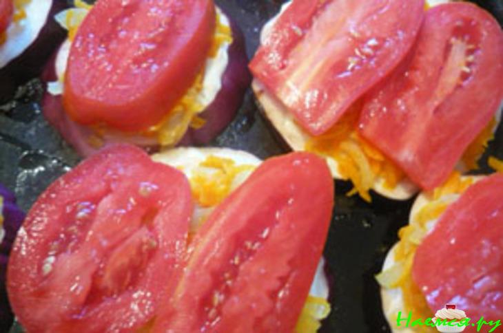Баклажаны запеченные с овощами и сыром в сметане