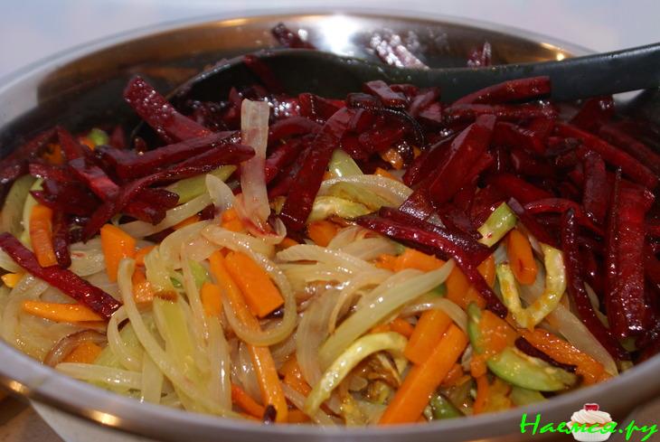 Овощной салат-гарнир с горчично-хреновой заправкой