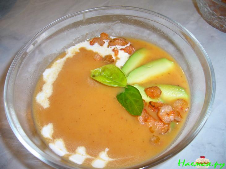 Томатный суп-пюре с креветками и авокадо