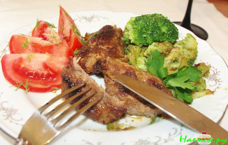 Отбивные из свинины с брокколи