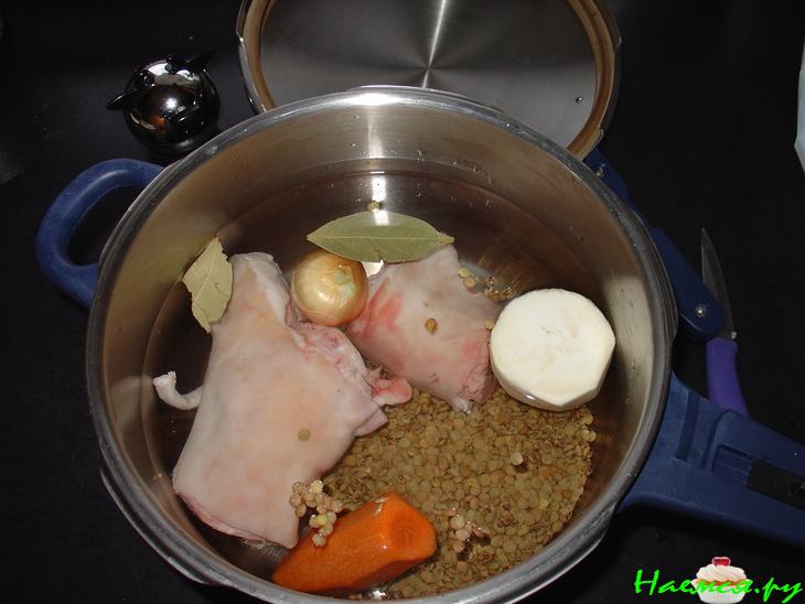 Чечевичный суп со свиной ножкой