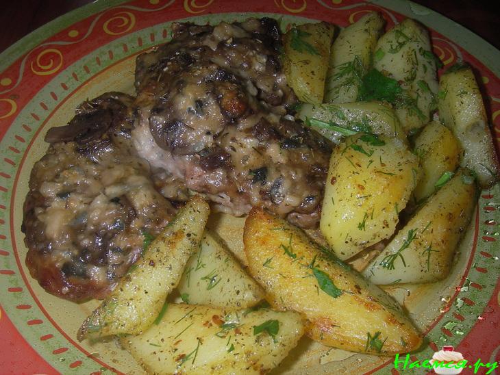 Свинина с шампиньонами и соусом из голубого сыра