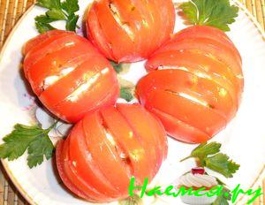 Фаршированные яйцом и зеленью помидоры